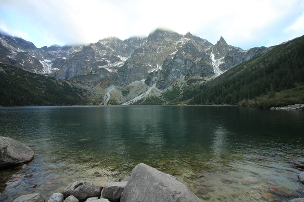 Pittoresco lago di montagna Sea Eye, Rybi Potok Valley. Polonia. Morskie Oko è il più grande lago di montagna delle montagne Tatra High, vicino a Zakopane, che si trova sul lato polacco delle montagne, sotto la vetta di Rysy (1395,4 m). ottobre 6, 2018
. - Foto, immagini