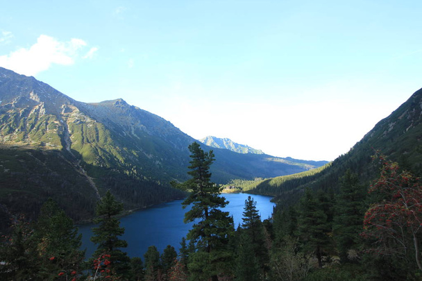 Lago montês pitoresco Sea Eye, o Fish Brook Valley / Poland - 10.06.2018. Morskie Oko é o maior e quarto lago mais profundo do Vale Rybi Potok. O Parque Nacional Tatra (perto de Zakopane). vista de cima
. - Foto, Imagem