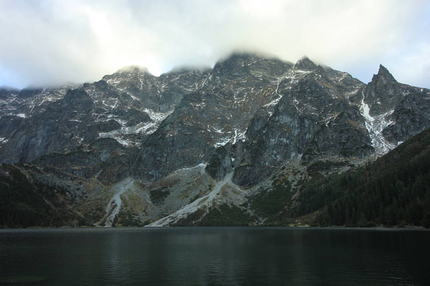 Lago montês pitoresco Sea Eye, o Vale Rybi Potok. Polônia. Morskie Oko é o maior lago de montanha nas montanhas Tatra High, perto de Zakopane, deitado no lado polonês das montanhas, sob o pico de Rysy (1395,4 m). Outubro 6, 2018
. - Foto, Imagem