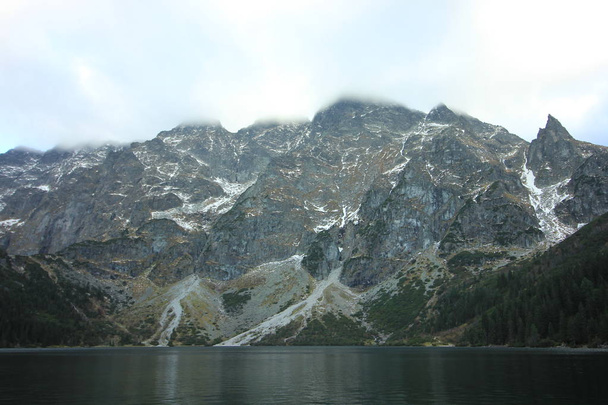 Pintoresco lago de montaña Sea Eye, el valle Rybi Potok. Polonia. Morskie Oko es el lago de montaña más grande de las montañas altas de Tatra, cerca de Zakopane, que se encuentra en el lado polaco de las montañas, bajo el pico de Rysy (1395,4 m). octubre 6, 2018
. - Foto, imagen