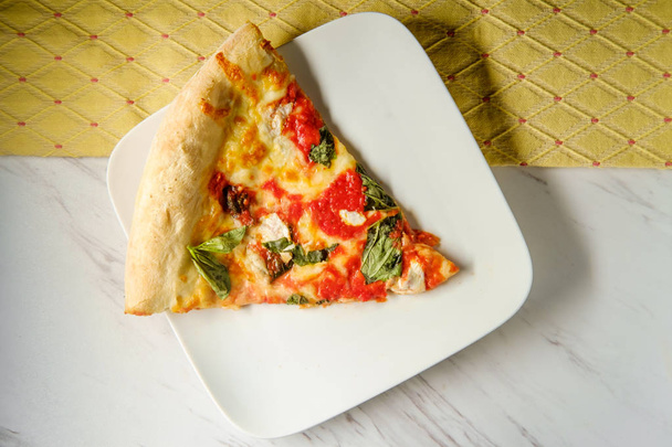 Suuri siivu New Yorkin tyyliin Margherita pizza - Valokuva, kuva