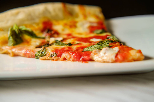 Μεγάλη φέτα New York style Margherita πίτσα - Φωτογραφία, εικόνα