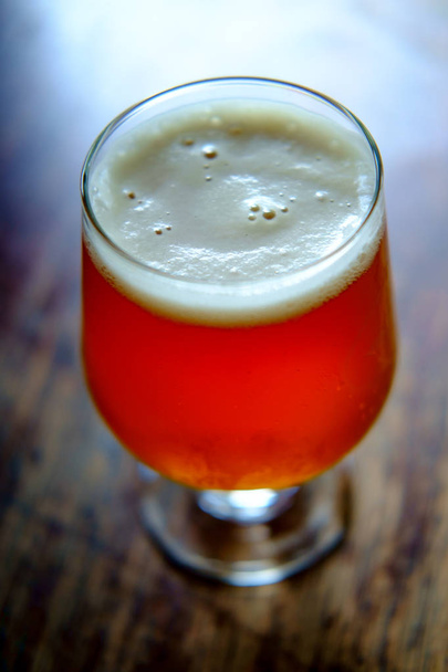 Espumoso vaso de color ámbar cerveza fría con un montón de lúpulo
 - Foto, imagen