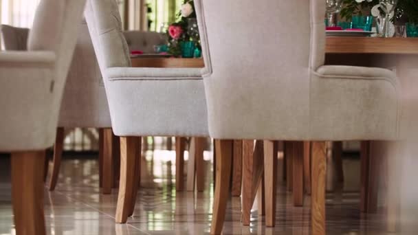 zachte bruine Fauteuils staan aan de tafels op een glimmende tegelvloer - Video