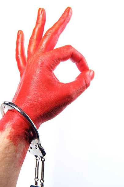 Chycen rukou - ručně malované červené nošení pout koncept - Fotografie, Obrázek