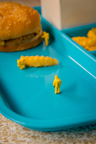 Miniaturní hazmat tým kontroluje nutriční hodnotu nezdravého fast food školní oběd - Fotografie, Obrázek