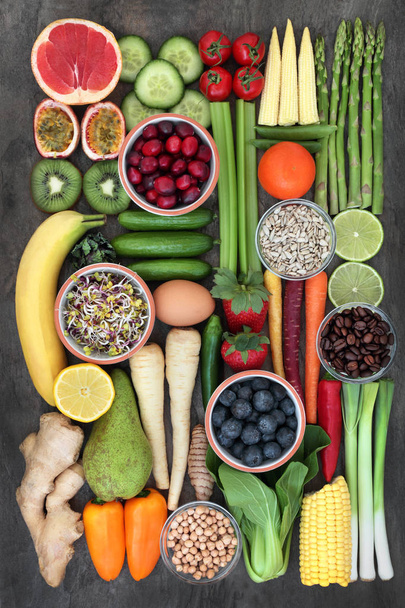 Concepto de alimentación saludable para una vida saludable con verduras frescas, frutas, hierbas, especias, legumbres, semillas y café. Alimentos ricos en antioxidantes, antocianinas, vitaminas y fibra dietética. Puesta plana
. - Foto, imagen