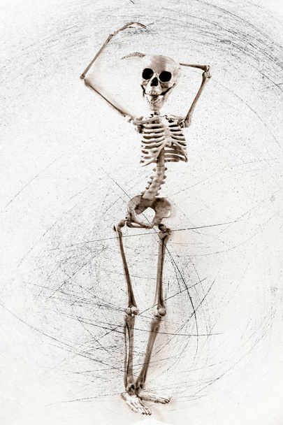 Dom dansend medische skelet op grunge vintage achtergrond - Foto, afbeelding