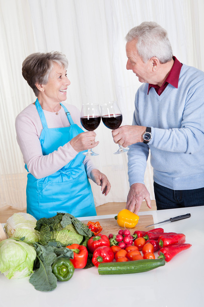 Senior Couple Toasting Wine - Foto, imagen