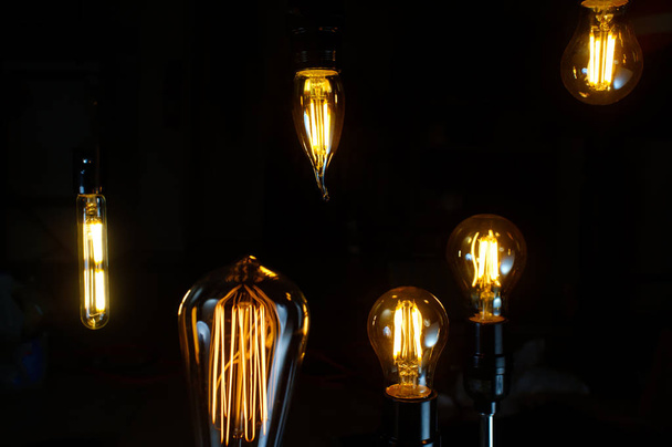 Много декоративных антикварных лампочек в стиле Эдисон - Фото, изображение