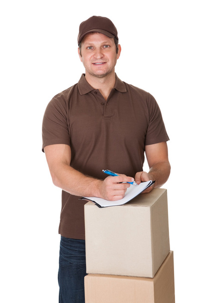 Portret van levering man doen papierwerk - Foto, afbeelding