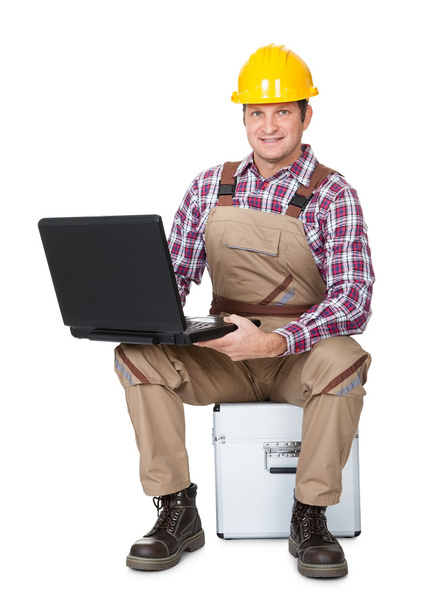 Construction worker with laptop - 写真・画像