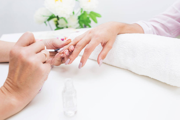 Young woman getting manicure in beauty salon. Close-up - Fotoğraf, Görsel