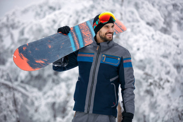 young snowboarder - Winter sport lifestyle concept - Фото, зображення