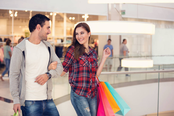 Happy shopping couple in mall - Zdjęcie, obraz