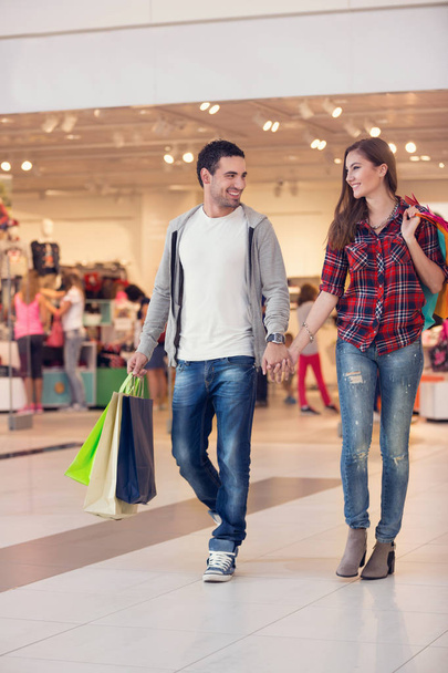 Couple walking through shopping mall - Foto, Imagen
