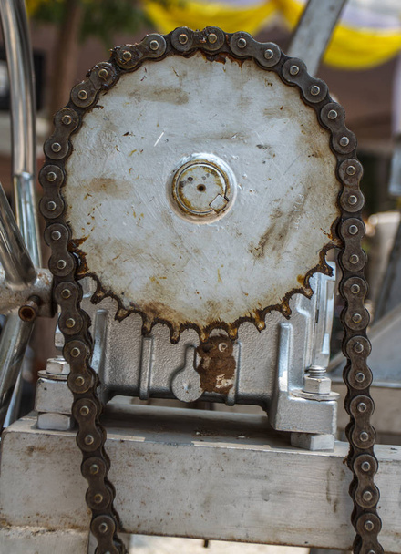 altes rostiges Zahnrad mit Kette im Freien - Foto, Bild