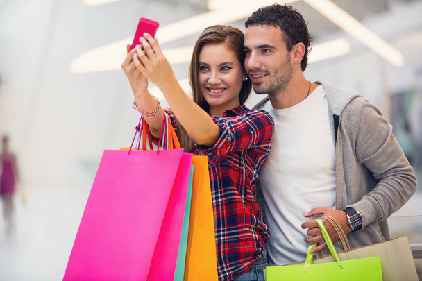 couple taking a photo in the shopping mall - Foto, Imagen