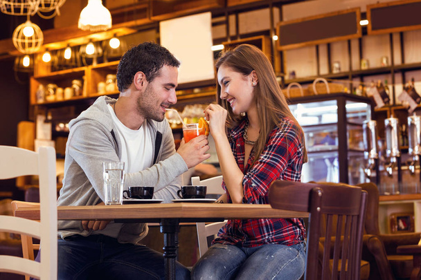 Romanttinen pari kahvilassa - Valokuva, kuva