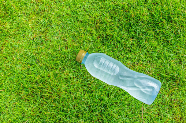 bottle of clear still water in a grass field - Foto, Imagen
