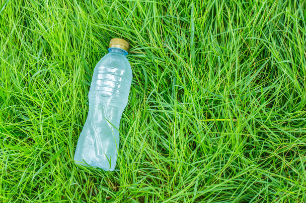 üveg tiszta szénsavmentes vizet, fű mező - Fotó, kép