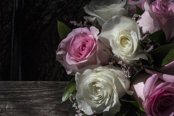 Bouquet da sposa con rose rosa e bianche su scala in legno intemperie. Sfondo in stile country spagnolo
 - Foto, immagini