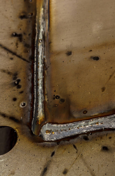ραφή συγκόλλησης επάνω μετάλλων φύλλων χάλυβα βιομηχανικής χάλυβα Συγκολλητής σε εργοστάσιο - Φωτογραφία, εικόνα