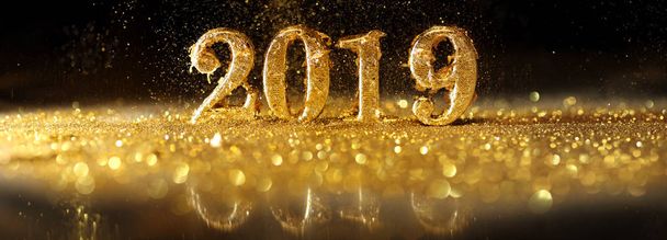 2019 in sprankelende gouden aantallen vieren het nieuwe jaar - Foto, afbeelding