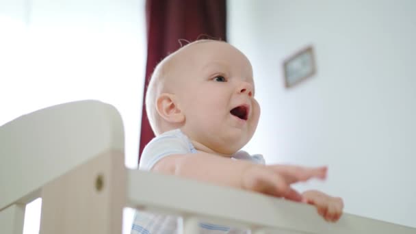 lindo bebé jugando en su cuna en casa
 - Metraje, vídeo