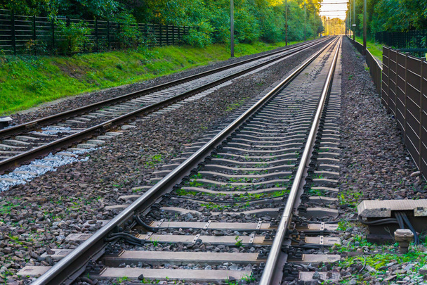 zwei endlos lange Eisenbahnzüge mit den Gleisen, die am Horizont verschwinden, erstaunlicher Transport oder Reisehintergrund - Foto, Bild