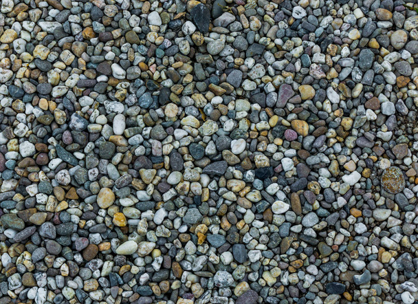nagyon kis és apró kavicsos kő sziklák makró közelről változatos színek kerti talaj dekoráció háttérben - Fotó, kép