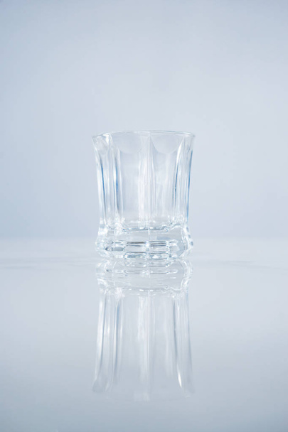 Коктейльное стекло, пустые бутылки на столе
 - Фото, изображение