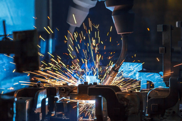 Automatic welding robots movement in a car factory - Foto, Imagen