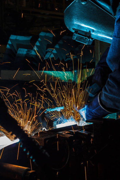 soudeur est soudure structure en acier avec tous les équipements de sécurité dans l'usine
 - Photo, image