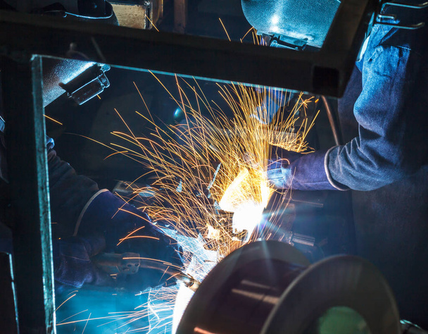 soudeur est soudure structure en acier avec tous les équipements de sécurité dans l'usine
 - Photo, image