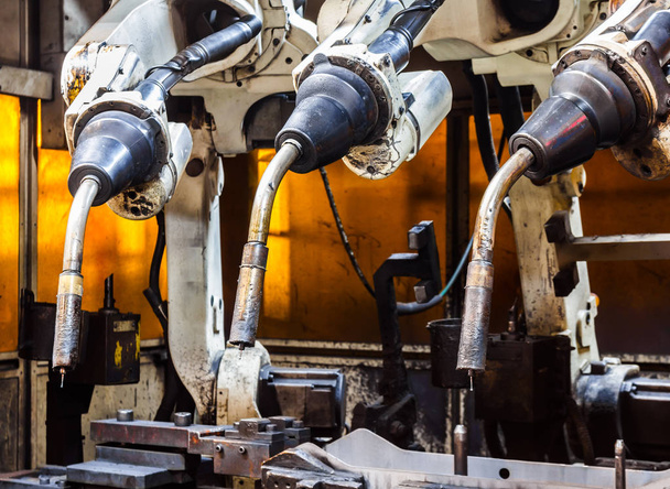 Takım otomotiv sektöründe Kaynak robotları - Fotoğraf, Görsel