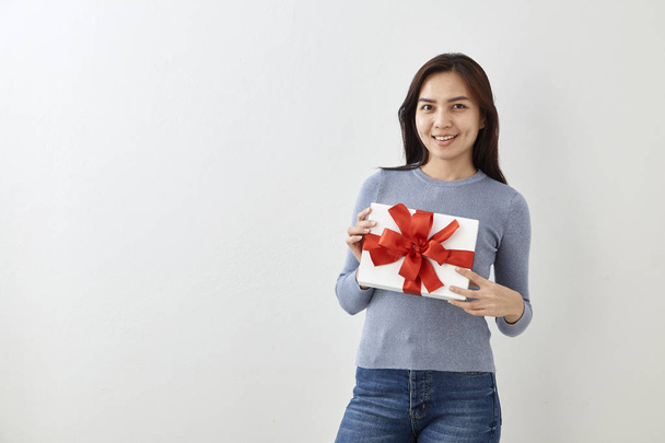 Fiatal ázsiai nő Térkép rendben van egy ajándék doboz a világos szürke háttér - Fotó, kép