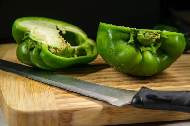 Πράσινη πιπεριά σε φέτες στο μισό δείχνει σπόρους και ψίχα - Φωτογραφία, εικόνα