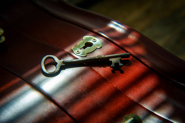 Старинный ключ от скелета на деревянном фоне - Фото, изображение