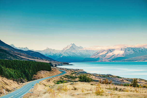 Road to Mt Cook, the highest mountain in New Zealand. Scenic highway drive along Lake Pukaki in Aoraki Mt Cook National Park, South Island of New Zealand. - Foto, immagini