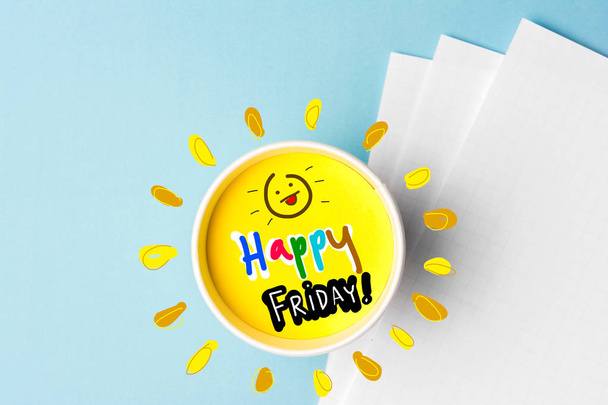 Happy Friday Zitat und Kaffeetasse auf blauem Hintergrund. Zeit, Konzept zu durchbrechen. - Foto, Bild