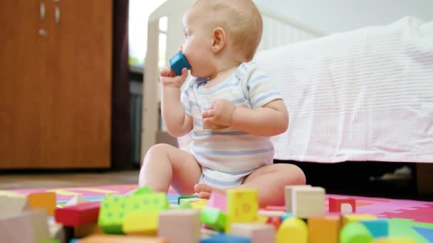 家の床で遊ぶかわいい赤ちゃん。クローズ アップ ショット - 映像、動画