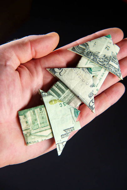Hand pitää origami paperi rahaa talon kiinteistöjen ja asuntojen markkinoiden käsite - Valokuva, kuva