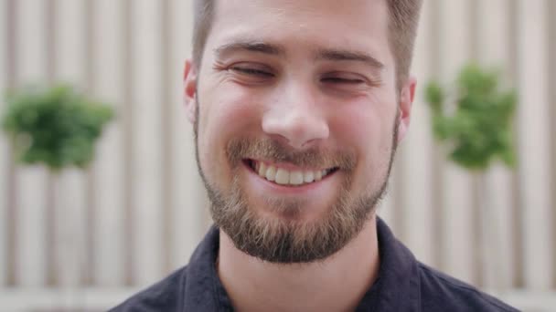 Felice uomo sorridente con la barba in città
 - Filmati, video