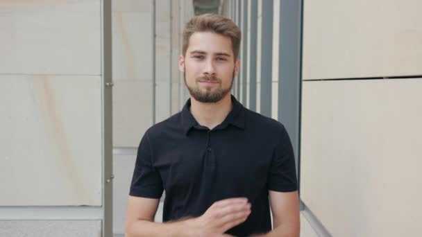 glücklich lächelnder Mann mit Bart in der Stadt - Filmmaterial, Video