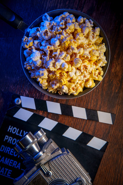Elokuvateatteri popcorn voita ja sininen taustavalo - Valokuva, kuva