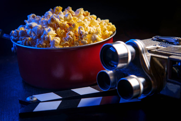 Popcorn w kinie z masłem i niebieskim podświetleniem - Zdjęcie, obraz