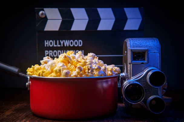 Filmszínház popcorn vajjal és kék háttérvilágítással - Fotó, kép