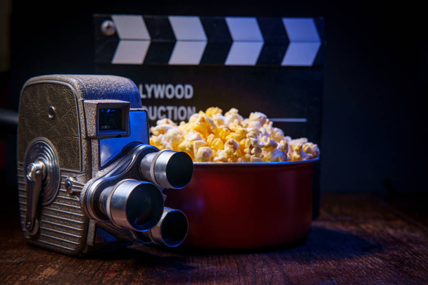 Popcorn da cinema con burro e retroilluminazione blu - Foto, immagini