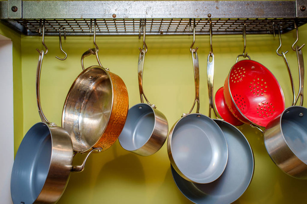 Декоративные висячие кастрюли и сковородки домашней кухни
 - Фото, изображение